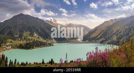 Erstaunliches Panorama des großen Almaty Sees am sonnigen Sommertag mit bewölktem Himmel, Kasachstan Natur. Stockfoto