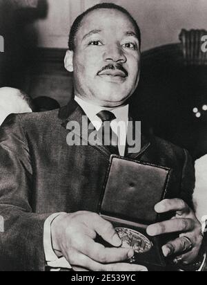 Dr. Martin Luther King zeigt sein Medaillon, das Bürgermeister Wagner erhielt. 1964 Stockfoto
