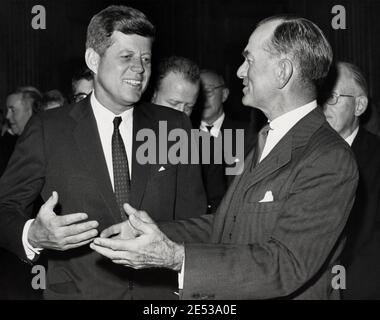 Foto zeigt Präsident Kennedy im Gespräch mit dem Senator J. William Fulbright aus Arkansas während eines Empfangs im Capitol. 1962 Stockfoto