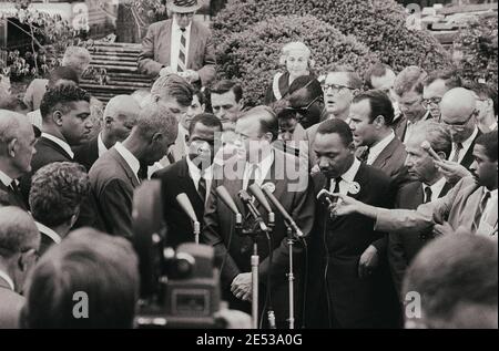 Bürgerrechtsführer sprechen mit Reportern nach einem Treffen mit Präsident John F. Kennedy nach dem Marsch auf Washington, D.C., USA. 28. August 1963 Stockfoto