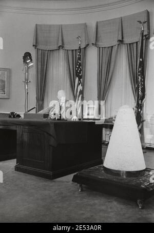 Präsident Dwight Eisenhower hält eine Fernsehrede im Weißen Haus über Wissenschaft und nationale Sicherheit, neben einer Nase Kegel eines experimentellen Stockfoto
