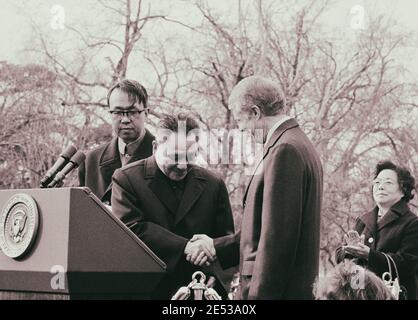 Der chinesische Vizepremierminister Deng Xiaoping schüttelt sich die Hände mit Präsident Jimmy Carter im Weißen Haus, Washington, D.C., USA. Januar 20, 1979 Stockfoto