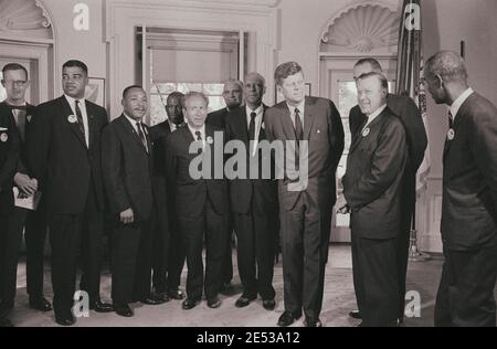 Bürgerrechtsführer treffen sich nach dem Marsch auf Washington, D.C., USA, im ovalen Büro des Weißen Hauses mit Präsident John F. Kennedy. 28. August 19 Stockfoto