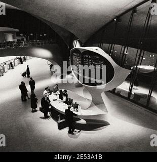 Trans World Airlines Terminal, John F. Kennedy (ursprünglich Idlewild) Airport, New York, New York, 1956-62. Informationsschalter Stockfoto