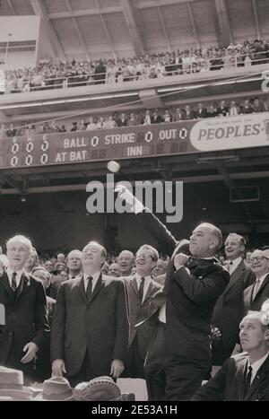 Eröffnungstag Baseball-Spiel, Lyndon B. Johnson wirft. 1965. April 12. Stockfoto