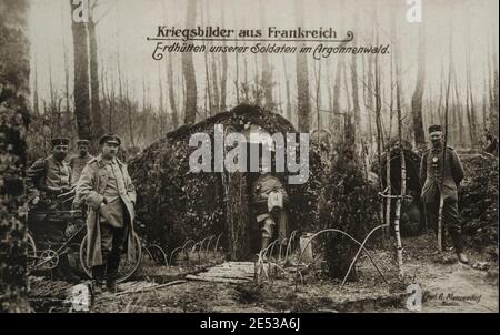 Der Erste Weltkrieg. Kriegsbilder aus Frankreich. Erdhüte unserer Soldaten im Argonne-Wald. Stockfoto