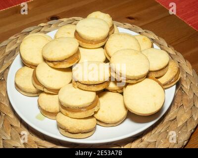 Traditionelle Alfajores in Argentinien, Peru und Uruguay bestehen aus zwei runden, süßen Keksen aus Weizenmehl oder Maisstärke, die mit dem Modul verbunden sind Stockfoto