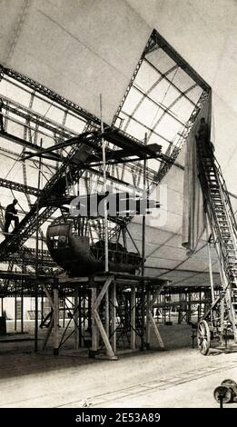 LZ 127 'Graf Zeppelin': Verwendung der Außenbeschichtung des Luftschiffs. 1928 Stockfoto