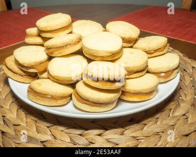 Traditionelle Alfajores in Argentinien, Peru und Uruguay bestehen aus zwei runden, süßen Keksen aus Weizenmehl oder Maisstärke, die mit dem Modul verbunden sind Stockfoto