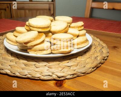 Traditionelle Alfajores in Argentinien, Peru und Uruguay bestehen aus zwei runden, süßen Keksen aus Weizenmehl oder Maisstärke, die mit dem Modul verbunden sind Stockfoto