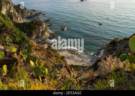 Luftaufnahme des Strandes von Ficara (Spiaggia A Ficara) bei Sonnenuntergang vom Aussichtspunkt Capo Vaticano, Kalabrien, Italien Stockfoto
