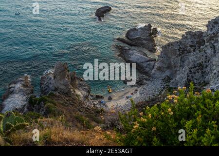 Luftaufnahme des Strandes Praia i Focu bei Sonnenuntergang vom Aussichtspunkt Capo Vaticano, Kalabrien, Italien Stockfoto