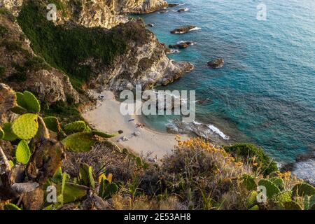 Luftaufnahme des Strandes von Ficara (Spiaggia A Ficara) bei Sonnenuntergang vom Aussichtspunkt Capo Vaticano, Kalabrien, Italien Stockfoto