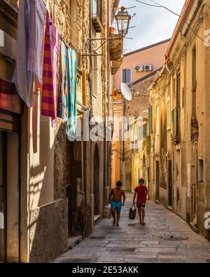 Nicotera, Kalabrien, Italien, 20. August – zwei Jungen gehen in einer typischen engen Gasse der Altstadt von Nicotera Stockfoto