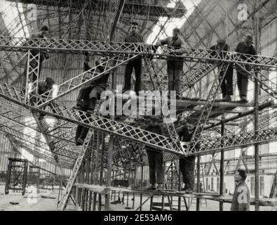 LZ 127 Graf Zeppelin: Arbeiter auf Gerüsten arbeiten an einer riesigen Stahlkonstruktion. 1927 Stockfoto