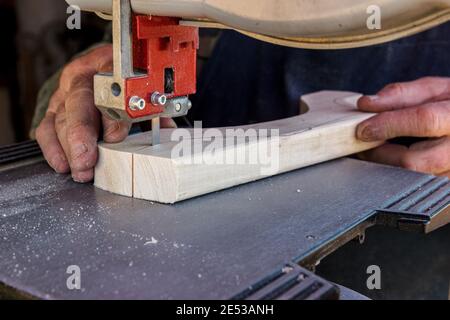 Nahaufnahme Arbeiter Hände in der Schreinerei schneiden den Log in Bretter mit Bandsäge. Rohes Holz und Holzhandwerk Stockfoto