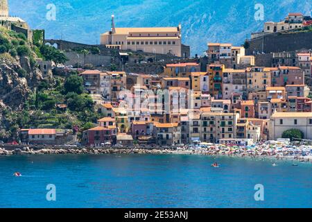 Blick auf Scilla mit seinem berühmten Viertel Chianalea. Scilla ist eines der schönsten Dörfer Kalabriens, Italien Stockfoto