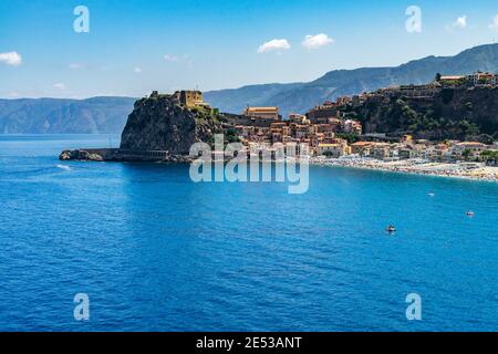 Blick auf Scilla mit dem berühmten Castello Ruffo. Scilla ist eines der schönsten Dörfer Kalabriens, Italien Stockfoto