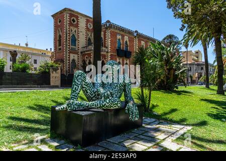 Reggio Calabria, Italien, Aug. 2020 – Skulptur des italienischen Künstlers Rabarama (Paola Epifani) vor der Villa Geonoese Zerbi Stockfoto