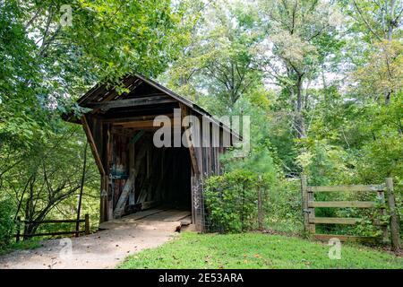 Claremont, North Carolina/USA-6. September 2018: Die historische Bunker Hill Covered Bridge ist eine von nur noch zwei überdachten Brücken im Bundesstaat Nort Stockfoto