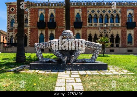 Reggio Calabria, Italien, Aug. 2020 – Skulptur des italienischen Künstlers Rabarama (Paola Epifani) vor der Villa Geonoese Zerbi Stockfoto