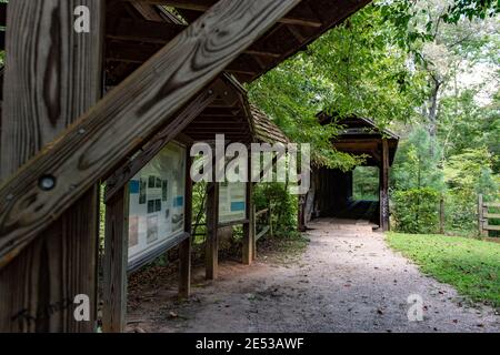 Claremont, North Carolina/USA-6. September 2018: Blick auf die historische Bunker Hill Covered Bridge, eine von nur zwei verbleibenden überdachten Brücken Stockfoto