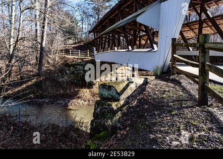 Lancaster, Ohio/USA – 5. Januar. 2019: Nahaufnahme eines Baldachins auf der historischen Mink Hollow Covered Bridge in Fairfield County, Ohio., ursprünglich BU Stockfoto