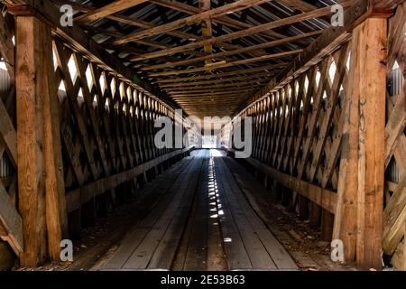 Cleveland, Alabama/USA-10. November 2018: Innenraum der Swann Covered Bridge mit dem Towne Lattice Truss Design. Stockfoto