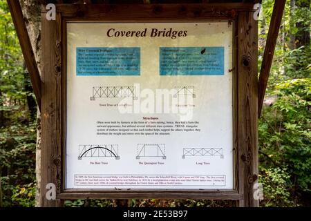 Claremont, North Carolina/USA-6. September 2018: Pädagogisches Schild, das Arten von überdachten Brücken beschreibt, die sich neben der Bunker Hill Covered Bridge befinden. Stockfoto