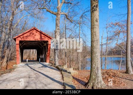 Lancaster, Ohio/USA-5. Januar 2019: Die historische George Hutchins Covered Bridge wurde 1904 erbaut und befindet sich im Charles Alley Nature Park in der Nähe des Lake Loret Stockfoto