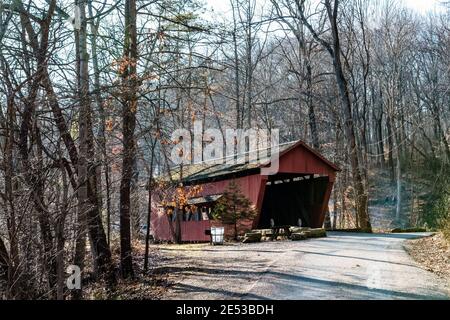 Lancaster, Ohio/USA-5. Januar 2019: Die historische George Hutchins Covered Bridge wurde 1904 erbaut und befindet sich in Berne Township am Loretta See. Stockfoto