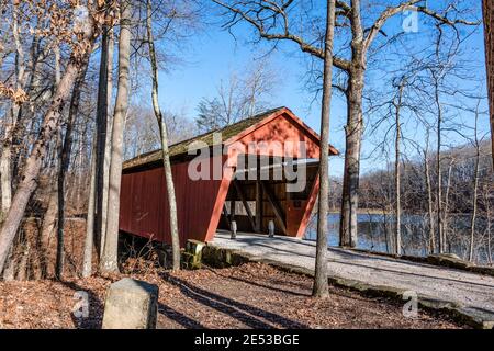 Lancaster, Ohio/USA-5. Januar 2019: Die historische George Hutchins Covered Bridge wurde 1904 mit dem Loretta See im Hintergrund gebaut. Beide befinden sich in CH Stockfoto