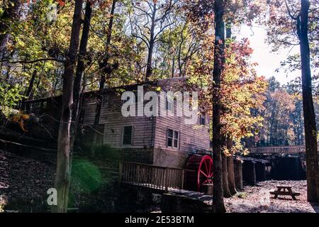 Bethel, Alabama/USA - Nov 10, 2018: Alte Grubmühle im Clarkson Covered Bridge Park im Herbstsonnenlicht. Stockfoto