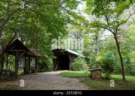 Claremont, North Carolina/USA-6. September 2018: Die historische Bunker Hill Covered Bridge ist eine von nur noch zwei überdachten Brücken im Bundesstaat Nort Stockfoto