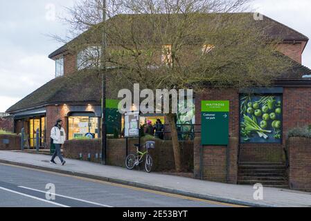 Außenansicht und der Haupteingang zum Waitrose Supermarkt in Green Lane, Northwood, Middlesex, England, Großbritannien Stockfoto