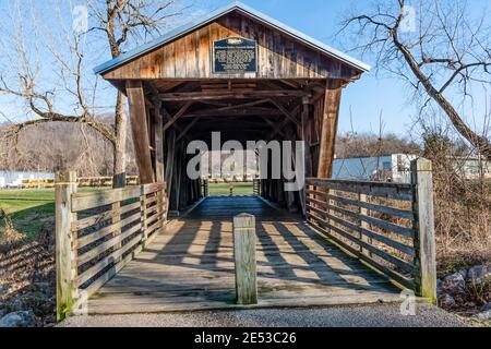 Lancaster, Ohio/USA-5. Januar 2019: Vorderansicht der historischen McCleery-Walter Covered Bridge in Lancaster, die ursprünglich gebaut wurde Stockfoto