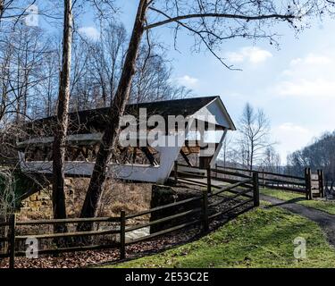 Lancaster, Ohio/USA – 5. Januar. 2019: Historische Mink Hollow Covered Bridge in Fairfield County, Ohio wurde 1887 erbaut. Stockfoto
