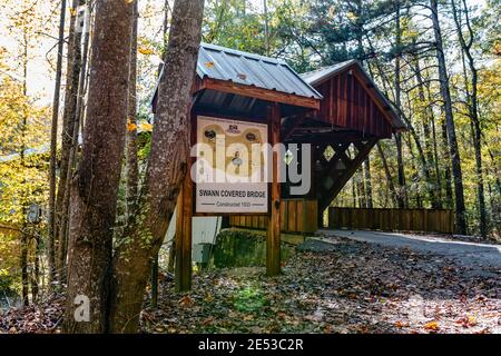 Cleveland, Alabama/USA-10. November 2018: Die historische Swann Covered Bridge mit Hinweisschild und Karte davor. Stockfoto