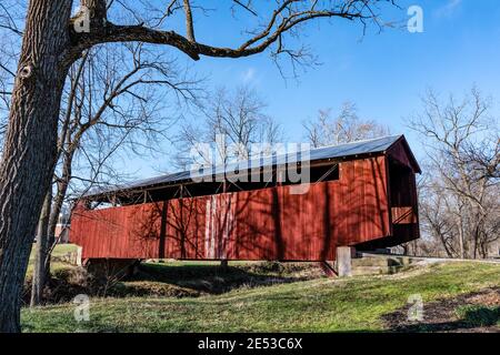 Lancaster, Ohio/USA – 5. Januar. 2019: Historische John Bright No. 2 Covered Bridge hinter der Ohio University Lancaster wurde ursprünglich im Jahr 1881 n gebaut Stockfoto