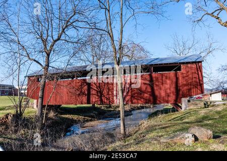 Lancaster, Ohio/USA – 5. Januar. 2019: Historischer John Bright No. 2 Covered Bridge over Fetter Run hinter der Ohio University Lancaster war ursprünglich Stockfoto