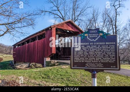 Lancaster, Ohio/USA – 5. Januar. 2019: Historische Markierung vor der John Bright No. 2 Covered Bridge über Fesseln laufen hinter Ohio University Stockfoto