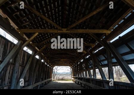 Fairfield County, Ohio/USA-5. Januar 2019: Ein Blick auf die Kingpost-Traversen in der historischen Hanaway Covered Bridge, die ursprünglich 1881 erbaut wurde und Curren Stockfoto