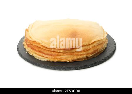 Tablett mit dünnen Pfannkuchen isoliert auf weißem Hintergrund Stockfoto