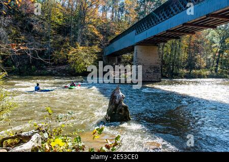 Cleveland, Alabama/USA-10. November 2018: Kyakers genießen die Landschaft entlang der Locust Fork des Warrior River, schweben unter der Swann bedeckten Bridg Stockfoto