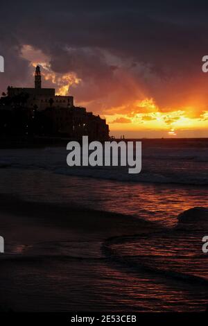 Wunderschöner Sonnenuntergang am Strand in Tel aviv Stockfoto