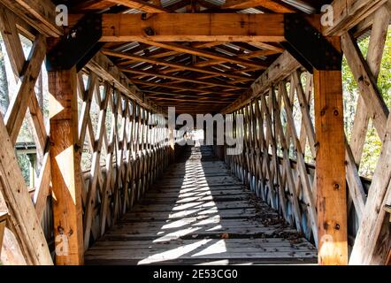 Bethel, Alabama/USA - Nov 10, 2018: Innenansicht der überdachten Clarkson-Legg Brücke, die das Stadtgitter-Truss-Design enthüllt. Stockfoto