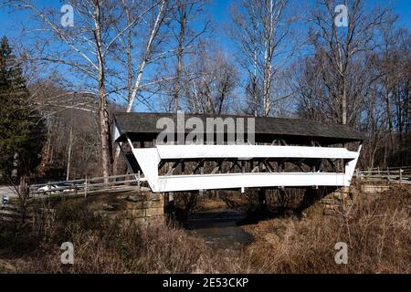 Lancaster, Ohio/USA – 5. Januar. 2019: Historische Mink Hollow Covered Bridge in Fairfield County, Ohio überspannt den Arney Run und wurde 1887 erbaut. Stockfoto