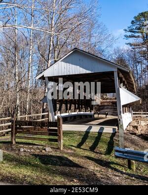 Lancaster, Ohio/USA – 5. Januar. 2019: Historische Mink Hollow Covered Bridge erbaut 1887 in Fairfield County, Ohio im vertikalen Format. Stockfoto