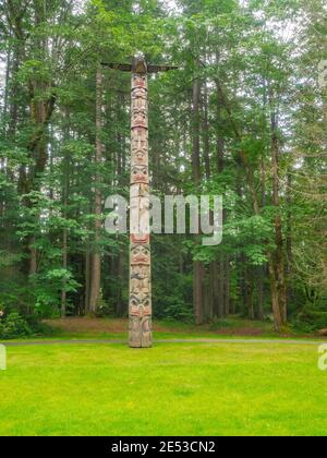 Totempfähle (monumentale Schnitzereien, eine Art Nordwest-Küste Kunst, bestehend aus Pfosten oder Säulen, geschnitzt mit Symbolen oder Figuren. Sie sind U Stockfoto