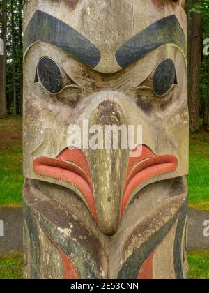 Totempfähle (monumentale Schnitzereien, eine Art Nordwest-Küste Kunst, bestehend aus Pfosten oder Säulen, geschnitzt mit Symbolen oder Figuren. Sie sind U Stockfoto